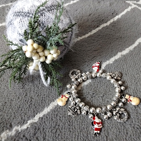 Avon Christmas 🎄 Charm Bracelet ⛄ - Picture 8 of 14